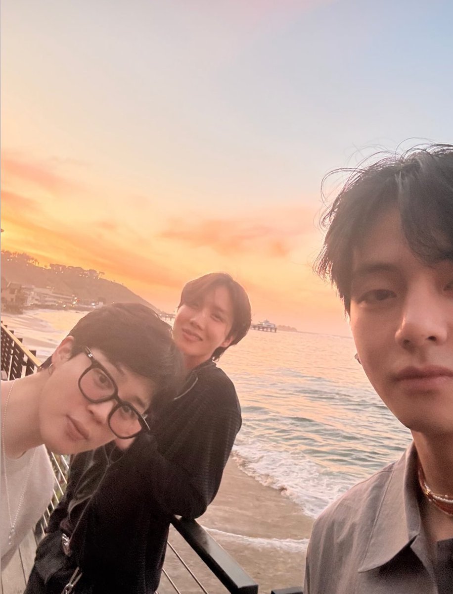 btschartsdailyc's tweet image. #V via Instagram with #JIMIN and #JHOPE 😭💜