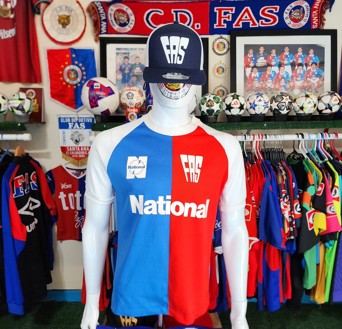 Raúl El Mongo Aguilar2️⃣2️⃣ (@raulelmongo22) on Twitter photo Amor a la Kamizola ❤️⚽️💙
Una Verdadera Joyita esta Camisa de <a href="/CDeportivoFAS/">Club Deportivo FAS</a> 🟥🟦
La Original PONY Deportivo del Torneo 1985 con ese Inolvidable Logo de National y ese Escudo Ochentero Espectacular👌
Coleccion Rincon del Mongo2️⃣2️⃣ Amor a la Kamizola ❤️⚽️💙
Una Verdadera Joyita esta Camisa de <a href="/CDeportivoFAS/">Club Deportivo FAS</a> 🟥🟦
La Original PONY Deportivo del Torneo 1985 con ese Inolvidable Logo de National y ese Escudo Ochentero Espectacular👌
Coleccion Rincon del Mongo2️⃣2️⃣