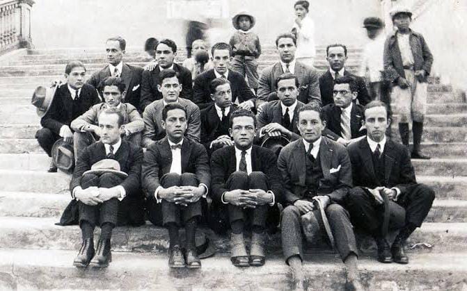 En el primer año de este nuevo siglo de existencia del Club <a href="/Universitario/">Universitario</a> de Deportes, repasamos la memoria para reafirmar nuestra identidad con la institución: con sus hacedores y figuras, con sus procesos y cambios, y con todo lo que representa para el país y su hinchada.