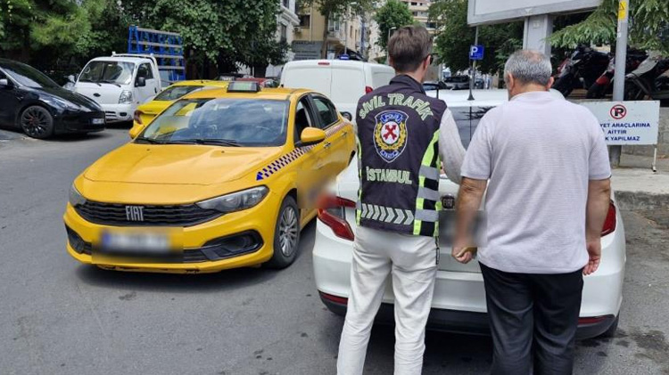 Yolcu beğenmeyen taksi şoförlerine büyük ceza! 'Trafiğe giremem, o tarafa gitmiyorum, karşıya geçmiyorum'
gazetevatan.com/gundem/yolcu-b…