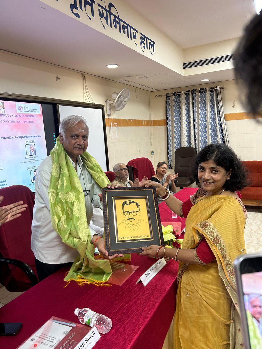 Ptdducbhu's tweet photo. काशी हिंदू विश्वविद्यालय में “भारत के विश्व दृष्टिकोण और विदेश नीति विकास में समग्र मानववाद की भूमिका” विषय पर विशेष व्याख्यान का आयोजन। https://t.co/7DWr0vwCNN