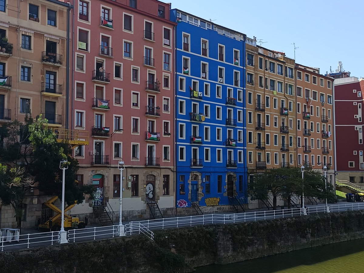 Cruzando el puente de San Antón, unos turistas detrás comentando:
- Me llama la atención la de banderas que hay de apoyo a Palestina, en viviendas, bares, comercios,... Y no vés ni una bandera española.
Me giro y les digo:
-Como debe ser.
Me sonríen y repiten:
-Como debe ser.