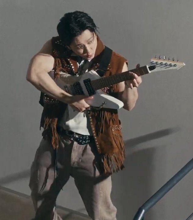 CHANGBIN_INTL's tweet image. AJAKSKSKSK BINNIEEE 😭😭😭
WHAT IS THIS LOOK 😩🔥
I JUST FAINTED ON THE STAIRS 🫠🫠🫠
I’M NOT OKAY, I REPEAT: I’M. NOT. OKAY.

SKZKARMA UNVEIL BLEEP
#UnveilTrack_BLEEP
#BLEEP #CEREMONY @Stray_Kids