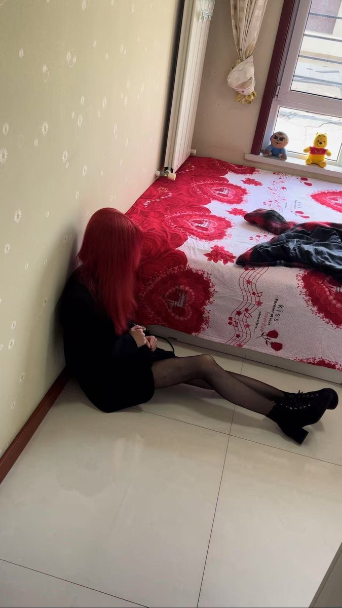 每当我发出我想你了的声音的时候，那廉价的感觉就像妓女的叫床声。