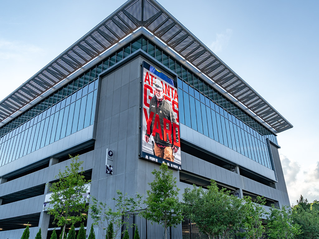 📢  Spotlight on The Battery Atlanta ⚾ 

SNA Displays added a 29'11" x 17'11" display (1,368 x 816) to the Truist Deck parking garage at the east end of The Battery Atlanta.

➡️ Learn more: snadisplays.com/projects/the-b…