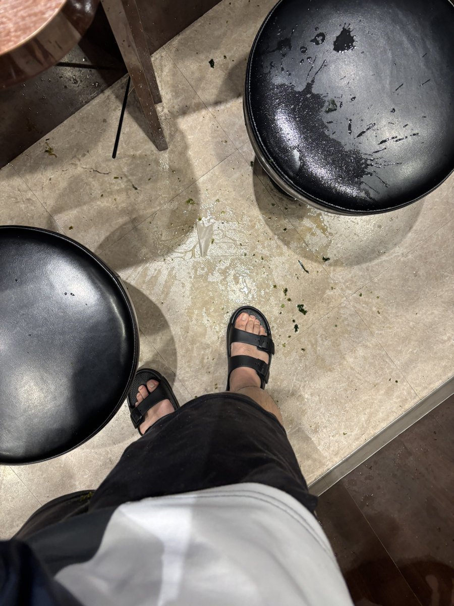 吉野家行ったら配膳の時にクソ熱い味噌汁ぶっかけられた、、