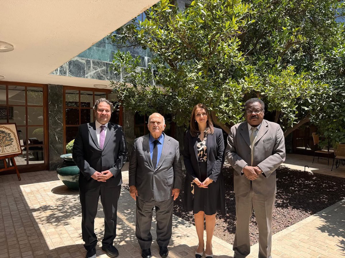 تشرف معهد السياسة والمجتمع، ممثلاً بالمستشار الأكاديمي د. محمد أبو رمان والمديرة التنفيذية د. رشا فتيان، بلقاء صاحب السمو الملكي الأمير الحسن بن طلال بحضور الأمين العام لمنتدى الفكر العربي د.الصادق الفقية.

دار خلال اللقاء حوار معمق تناول مستجدات الأوضاع في المنطقة، إضافة إلى