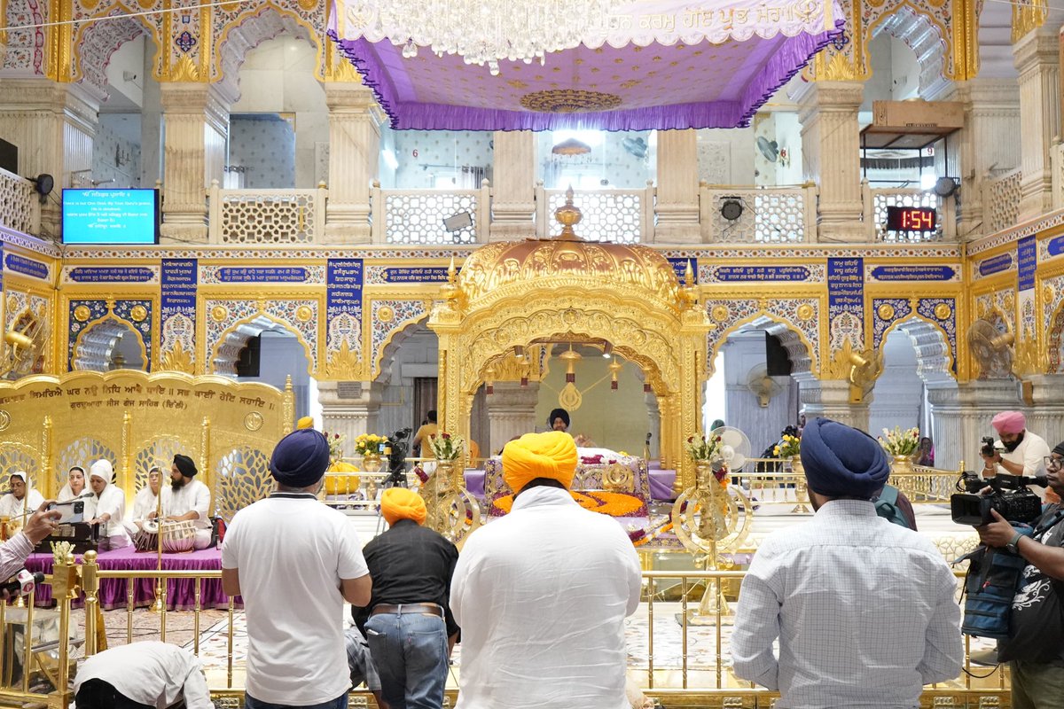 harjotbains's tweet photo. ਤਿਲਕ ਜੰਞੂ ਰਾਖਾ ਪ੍ਰਭ ਤਾ ਕਾ॥
ਕੀਨੋ ਬਡੋ ਕਲੂ ਮਹਿ ਸਾਕਾ॥
ਸਾਧਨ ਹੇਤਿ ਇਤੀ ਜਿਨਿ ਕਰੀ॥
ਸੀਸੁ ਦੀਯਾ ਪਰੁ ਸੀ ਨ ਉਚਰੀ॥੧੩॥
 
ਧੰਨ ਧੰਨ ਬੰਦੀਛੋੜ ਪਿਤਾ ਸ੍ਰੀ ਗੁਰੂ ਹਰਿਗੋਬਿੰਦ ਸਾਹਿਬ ਜੀ ਦੇ ਸ੍ਰੀ ਅਕਾਲ ਤਖਤ ਸਾਹਿਬ ਵਲੋਂ ਹੋਏ ਆਦੇਸ਼ਾਂ ਅਨੁਸਾਰ ਆਪਣੀ ਭੁੱਲ ਬਖਸ਼ਾਉਣ ਲਈ ਅੱਜ ‘ਧਰਮ ਦੀ ਚਾਦਰ’ ਸ੍ਰੀ ਗੁਰੂ ਤੇਗ ਬਹਾਦੁਰ ਜੀ ਦੇ ਸ਼ਹੀਦੀ ਅਸਥਾਨ ਗੁਰਦੁਆਰਾ ਸੀਸ ਗੰਜ ਸਾਹਿਬ, ਚਾਂਦਨੀ ਚੌਂਕ ਦਿੱਲੀ ਵਿਖੇ ਜਾ ਕੇ ਮੱਥਾ ਟੇਕਿਆ ਅਤੇ ਗੁਰੂ ਸਾਹਿਬ ਅੱਗੇ ਅਰਦਾਸ ਕੀਤੀ। 
ਮਨੁੱਖੀ ਜ਼ਮੀਰ ਦੀ ਆਜ਼ਾਦੀ ਲਈ ਸੰਨ 1675 ਵਿਚ ਸ੍ਰੀ ਗੁਰੂ ਤੇਗ ਬਹਾਦੁਰ ਸਾਹਿਬ ਜੀ ਨੇ ਦਿੱਲੀ ਦੇ ਚਾਂਦਨੀ ਚੌਂਕ ਵਿਚ ਜਾ ਕੇ ਆਪਣਾ ਸੀਸ ਕਟਵਾ ਕੇ ਸਮੇਂ ਦੇ ਜਾਬਰ ਬਾਦਸ਼ਾਹ ਔਰੰਗਜੇ਼ਬ ਦੇ ਜ਼ੁਲਮ ਦੀ ਅੱਗ ਨੂੰ ਬੁਝਾਇਆ ਅਤੇ ਮਨੁੱਖ ਜਾਤੀ ਉੱਤੇ ਮਹਾਨ ਪਰਉਪਕਾਰ ਕੀਤਾ ਸੀ। ਉੱਥੇ ਹੀ ਨੌਵੇਂ ਪਾਤਸ਼ਾਹ ਜੀ ਦੇ ਅਨਿੰਨ ਸਿੱਖ ਭਾਈ ਮਤੀ ਦਾਸ ਜੀ, ਭਾਈ ਸਤੀ ਦਾਸ ਜੀ ਅਤੇ ਭਾਈ ਦਿਆਲਾ ਜੀ ਨੇ ਵੀ ਗੁਰੂ ਜੀ ਦੇ ਨਾਲ ਹੀ ਆਪਣੀਆਂ ਅਦੁੱਤੀ ਸ਼ਹੀਦੀਆਂ ਦੇ ਕੇ ਇਕ ਸਿੱਖ ਦੇ ਆਪਣੇ ਗੁਰੂ ਪ੍ਰਤੀ ਸਮਰਪਣ ਦੀ ਅਨੂਠੀ ਮਿਸਾਲ ਕਾਇਮ ਕੀਤੀ ਸੀ, ਜੋ ਰਹਿੰਦੀ ਦੁਨੀਆ ਤੱਕ ਆਪਣੀ ਮਿਸਾਲ ਆਪ ਰਹੇਗੀ। ਸ੍ਰੀ ਗੁਰੂ ਤੇਗ ਬਹਾਦੁਰ ਜੀ ਦੇ ਸ਼ਹੀਦੀ ਅਸਥਾਨ ਗੁਰਦੁਆਰਾ ਸੀਸ ਗੰਜ ਸਾਹਿਬ, ਚਾਂਦਨੀ ਚੌਂਕ ਦਿੱਲੀ ਵਿਖੇ ਨਤਮਸਤਕ ਹੋ ਕੇ ਗੁਰੂ ਸਾਹਿਬ ਜੀ ਦੇ ਸਾਡੇ ਉੱਪਰ ਕੀਤੇ ਗਏ ਮਹਾਨ ਤਰਸ ਅਤੇ ਪਰਉਪਕਾਰਾਂ ਦੇ ਵਿਸਮਾਦੀ ਅਹਿਸਾਸ ਹੋਏ ਅਤੇ ਗੁਰੂ ਜੀ ਅੱਗੇ ਅਰਦਾਸ ਕੀਤੀ ਕਿ ਜਾਣੇ-ਅਨਜਾਣੇ ਵਿਚ ਹੋਈਆਂ ਭੁੱਲਾਂ ਦੀ ਖਿਮਾ ਬਖਸ਼ਣ ਅਤੇ ਅੱਗੇ ਤੋਂ ਧਰਮ, ਕੌਮ, ਦੇਸ਼ ਅਤੇ ਸਮਾਜ ਦੀ ਸੇਵਾ ਕਰਨ ਦਾ ਬਲ ਬਖਸ਼ਿਸ਼ ਕਰਨ। ਸ੍ਰੀ ਗੁਰੂ ਤੇਗ ਬਹਾਦਰ ਜੀ ਦੇ ਸ਼ਹੀਦੀ ਅਸਥਾਨ ਵਿਖੇ ਸੰਗਤਾਂ ਦੇ ਜੋੜਿਆਂ ਦੀ ਸੇਵਾ ਕਰਕੇ ਆਤਮਾ ਨੂੰ ਬੇਹੱਦ ਸਕੂਨ ਮਿਲਿਆ। 

ਗੁਰੂ ਦਾ ਭੁੱਲਣਹਾਰ ਸਿੱਖ 
ਹਰਜੋਤ ਸਿੰਘ ਬੈਂਸ