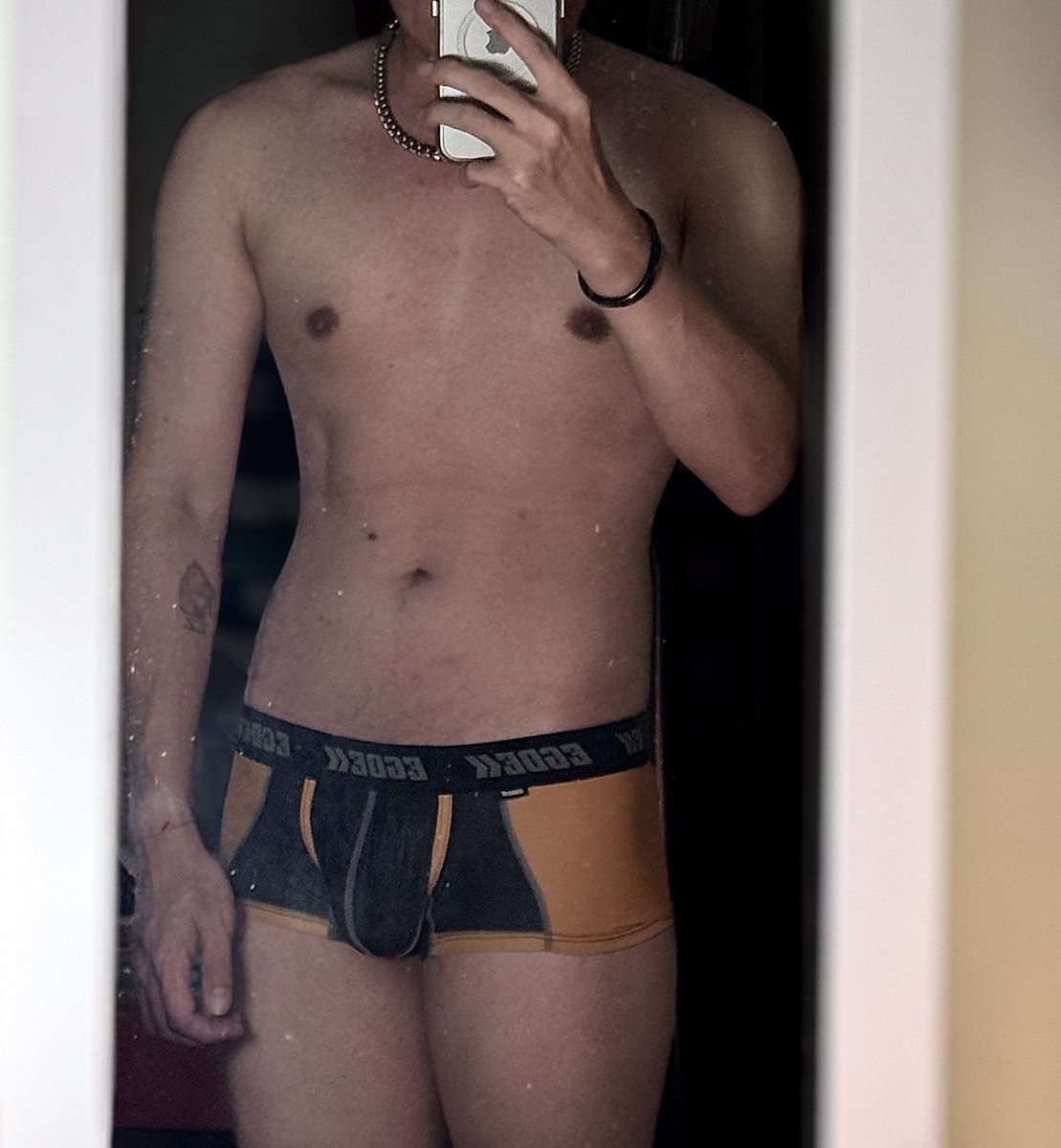 有沒有想買內褲 襪子 讓我賺賺零用錢 🥺