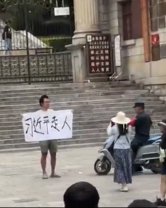 china_action's tweet photo. 【 中国人民的心声  】

时间到了，#滚吧CCP

时间到了，#滚吧习近平 

#全民反抗运动 https://t.co/UaJMslz3JJ