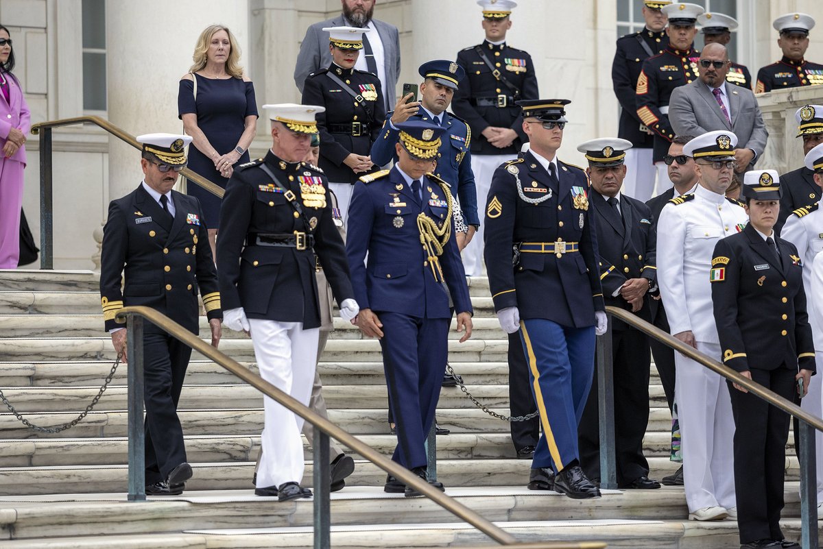 MARFORSOUTH's tweet image. MLAC 2025 leaders participate in events across D.C., Aug. 5—including a wreath-laying at Arlington National Cemetery, visiting the Military Women’s Memorial, and attending the Sunset Parade.  #USMC #MLAC #Partnerships #Leadership #Marines