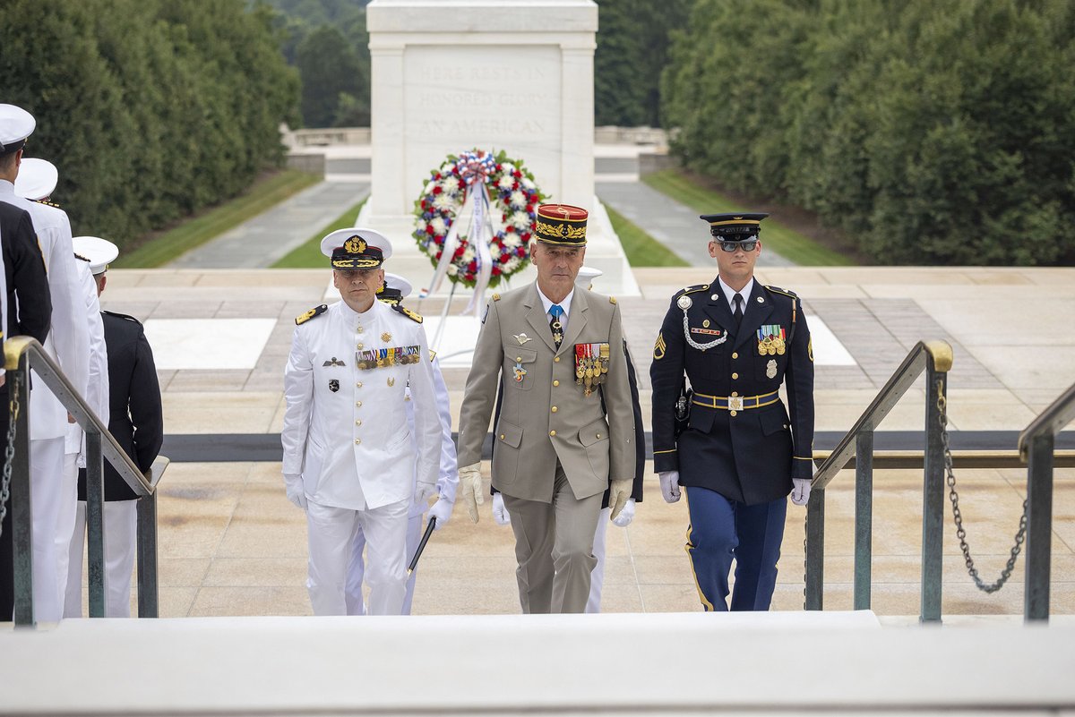 MARFORSOUTH's tweet image. MLAC 2025 leaders participate in events across D.C., Aug. 5—including a wreath-laying at Arlington National Cemetery, visiting the Military Women’s Memorial, and attending the Sunset Parade.  #USMC #MLAC #Partnerships #Leadership #Marines