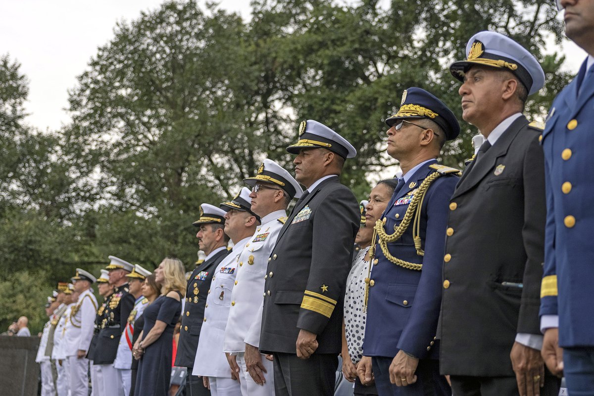 MARFORSOUTH's tweet image. MLAC 2025 leaders participate in events across D.C., Aug. 5—including a wreath-laying at Arlington National Cemetery, visiting the Military Women’s Memorial, and attending the Sunset Parade.  #USMC #MLAC #Partnerships #Leadership #Marines