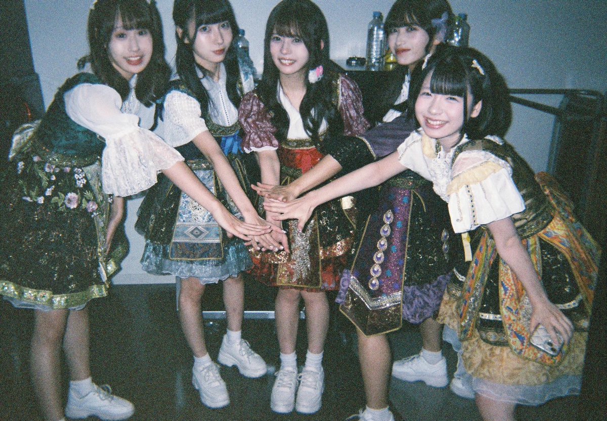 まねきケチャ本日2025年8月8日で結成10周年を迎えました🪽

デビューからの10年間、沢山の変化がありましたが、本日を迎えることが出来たのは、今日まで繋いでくれたメンバー、そしてファンの皆様の温かい応援のお陰です。心より御礼申し上げます。