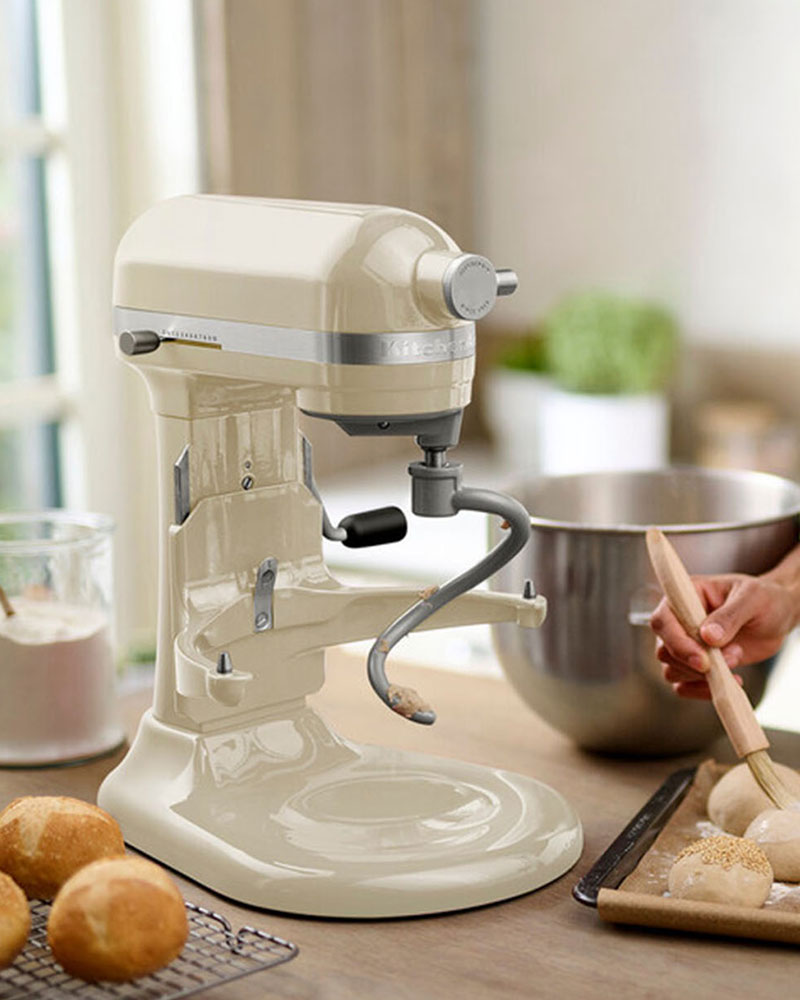 GilesElectrical's tweet image. You can create all day, every day with this large capacity, powerful #standmixer! And now you can take your creativity even further with the slicing & shredding attachment, for fresh food in a flash.
Get the attachment included when you buy a #KitchenAid bowl lift stand mixer 🤩