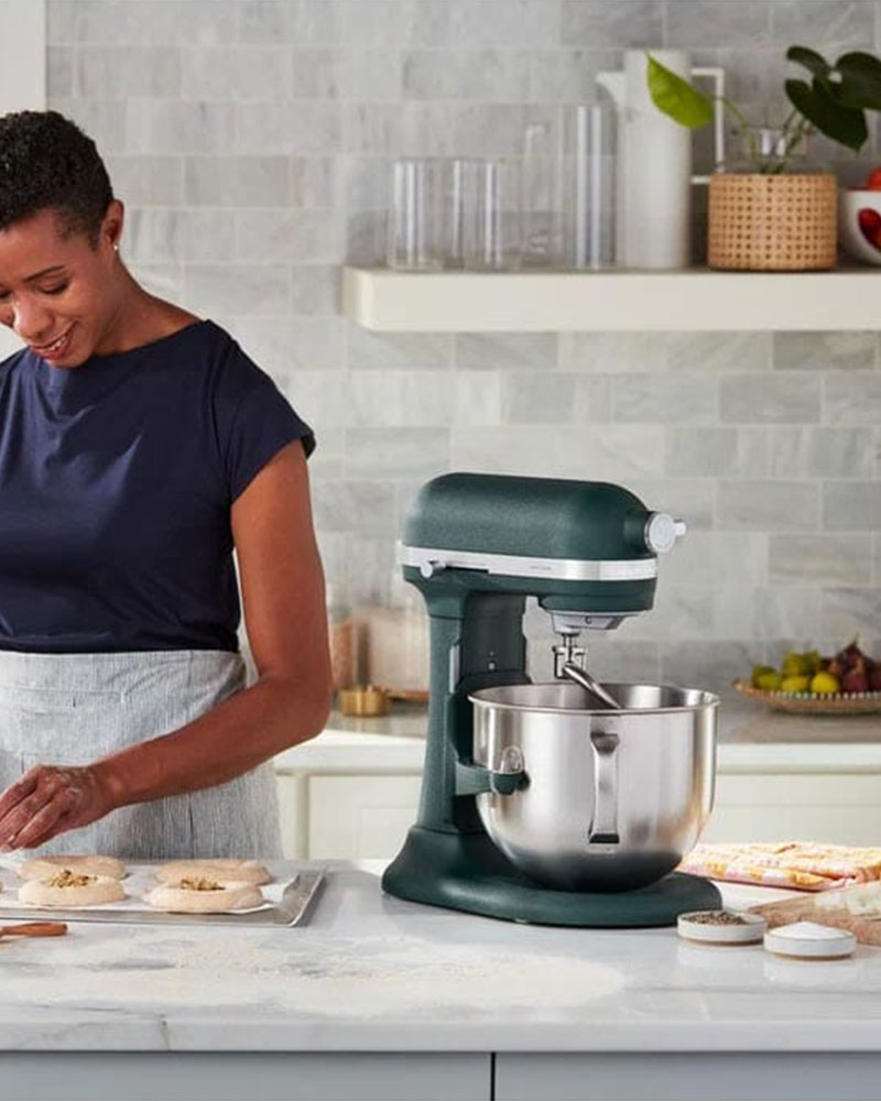 GilesElectrical's tweet image. You can create all day, every day with this large capacity, powerful #standmixer! And now you can take your creativity even further with the slicing & shredding attachment, for fresh food in a flash.
Get the attachment included when you buy a #KitchenAid bowl lift stand mixer 🤩