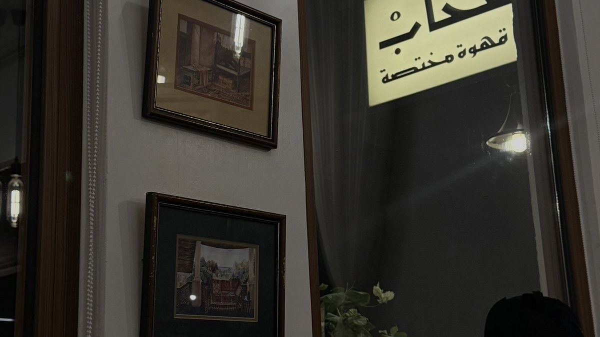 يا زمان العجايب وش بعد ما ظهر 
كل ماقلت هانت جد علم ٍجديد

ان حكينا ندمنا وان سكتنا قهر
بين قلبٍ عطيب وبين راس عنيد

لو تفيد المدامع كان أسيّل نهر
مير كثر التوجّد والدمع ما يفيد

اصبر أيام واشهر وأتصبّر دهر
وان حصل لي مناتي جيت لو أني بعيد