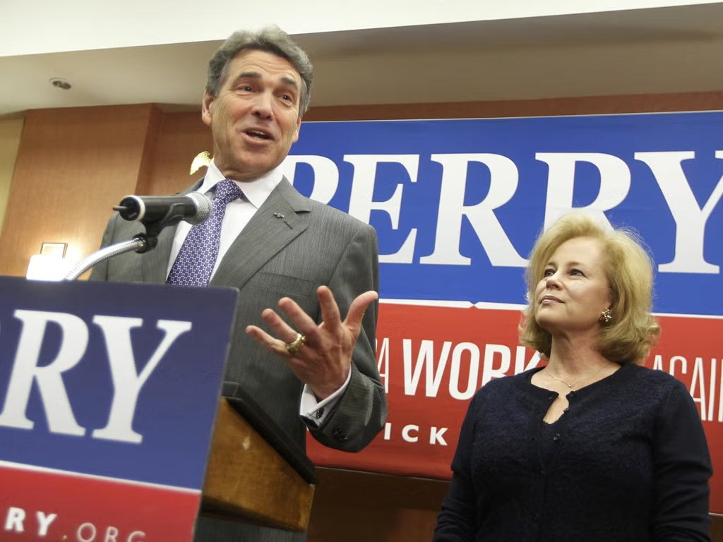 Rick Perry formally withdraws his candidacy for the Republican presidential nomination