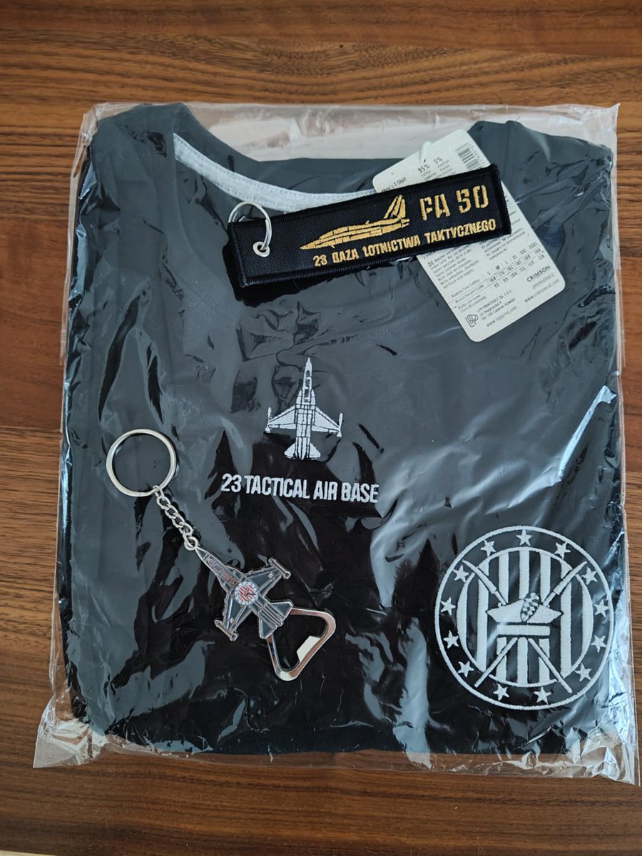 ❗️Kolejna licytacja, tym razem dla fanów lotnictwa!  Do zdobycia zestaw 23. Bazy Lotnictwa Taktycznego w Janowie!   
Na zestaw składa się:
 - Koszulka z haftem (rozmiar XL)
 - Przywieszka "remove before flight" 
- Brelok z otwieraczem

 Startujemy od KW: 50 zł. Licytacje
