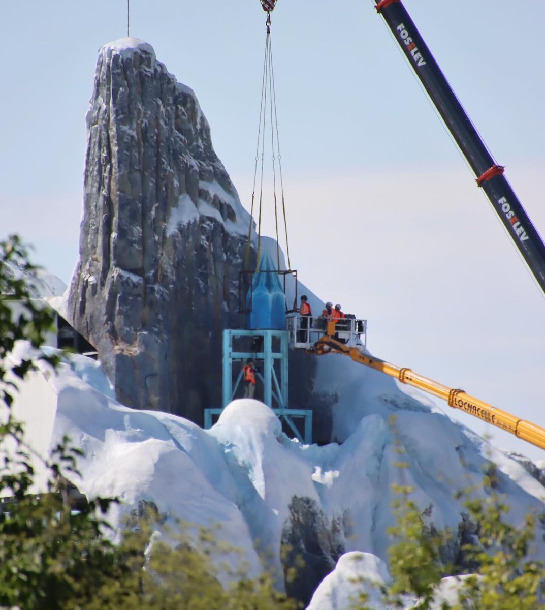 Cave0fWonders's tweet photo. ✨ 🚧 Depuis deux jours les étapes s’enchaînent pour préparer l’installation du Palais de Glace d’Elsa, qui vient tout juste de commencer à World of Frozen ❄️ ✨

#disneylandparis #Frozen https://t.co/tFJ6ljpJla