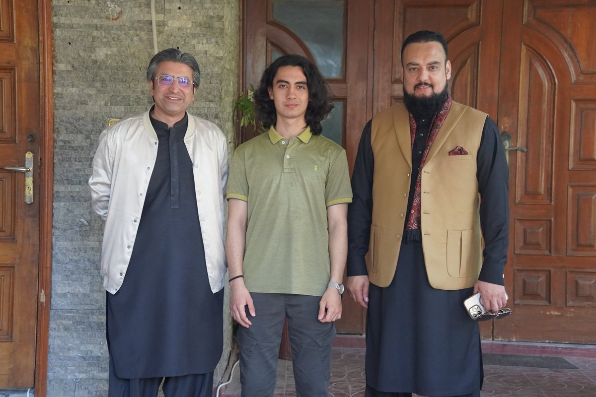 HassanAyub82's tweet photo. ایکس کا سب سے بڑا پول 🗳

ان دونوں میں سب سے زیادہ ہینڈسم کون ہے؟

بحریہ ٹاؤن کی جائیدادیں خریدنے والے ایڈووکیٹ مصور عباسی کیلئے لائک کریں ❤️

گھڑیاں چوری کرکے اڈیالہ کے چانسلر بننے والے عمران نیازی کیلئے ریٹویٹ کریں۔

فیصلہ عوام کا ✅️ https://t.co/y8eDAeqJ9z