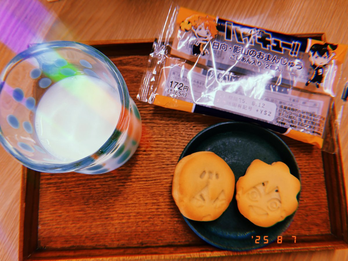 ファミマのコラボ和菓子（前は猫ちゃんだった）はめちゃくちゃ牛乳に合う。めちゃくちゃ甘いジャンキーな味の和菓子なので、牛乳といただくとめちゃくちゃいい塩梅になる。気がついたら夏です。お元気ですか。無理なく過ごしてね。