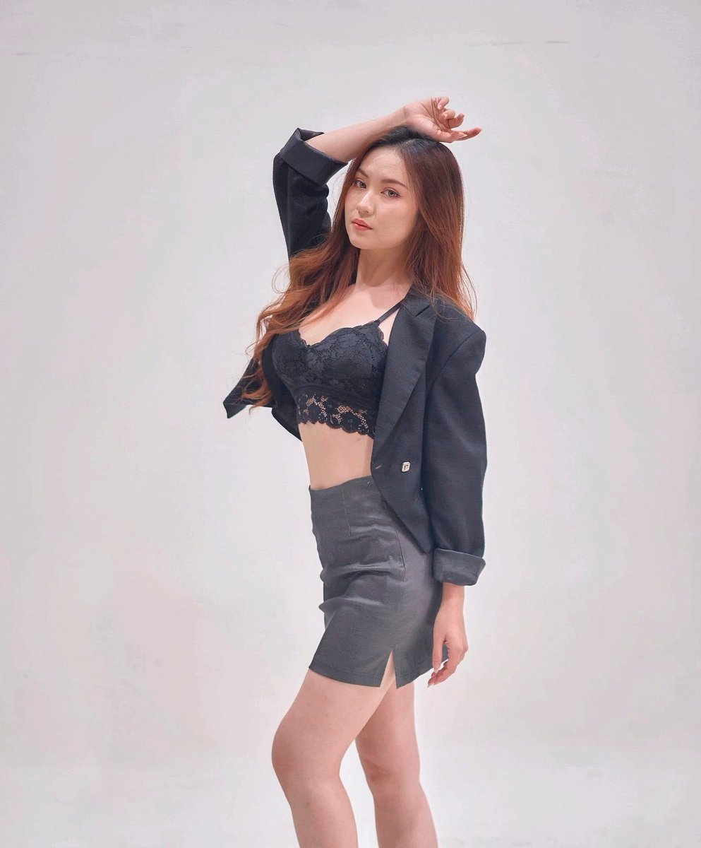 Titipan DM

Gw pojokin ke dinding trs gw gesek2 ke pantatnya sambil remes2 susunya dan cipokan ahhhh enak bgt rasanyaa