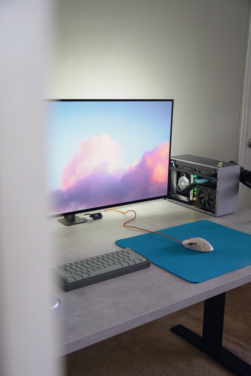 wwoIff's tweet image. peekaboo 👀 #desksetup