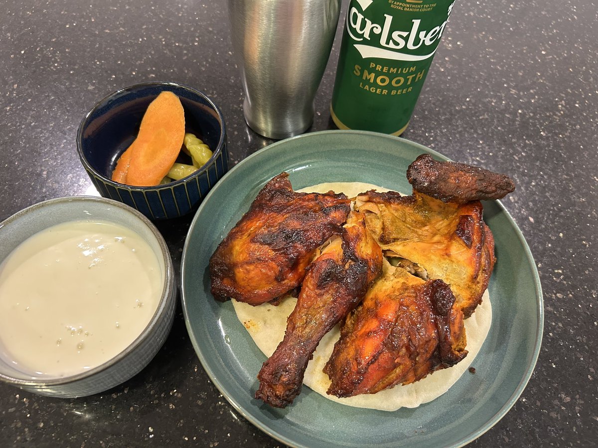 ここ最近週一ペースでデリバリーしてるムスリム街のShawai Chicken。
インドでは珍しい皮付きに加えて肉もジューシーでめっちゃうまい。
ジムで筋トレ頑張った日のご褒美はコレ。