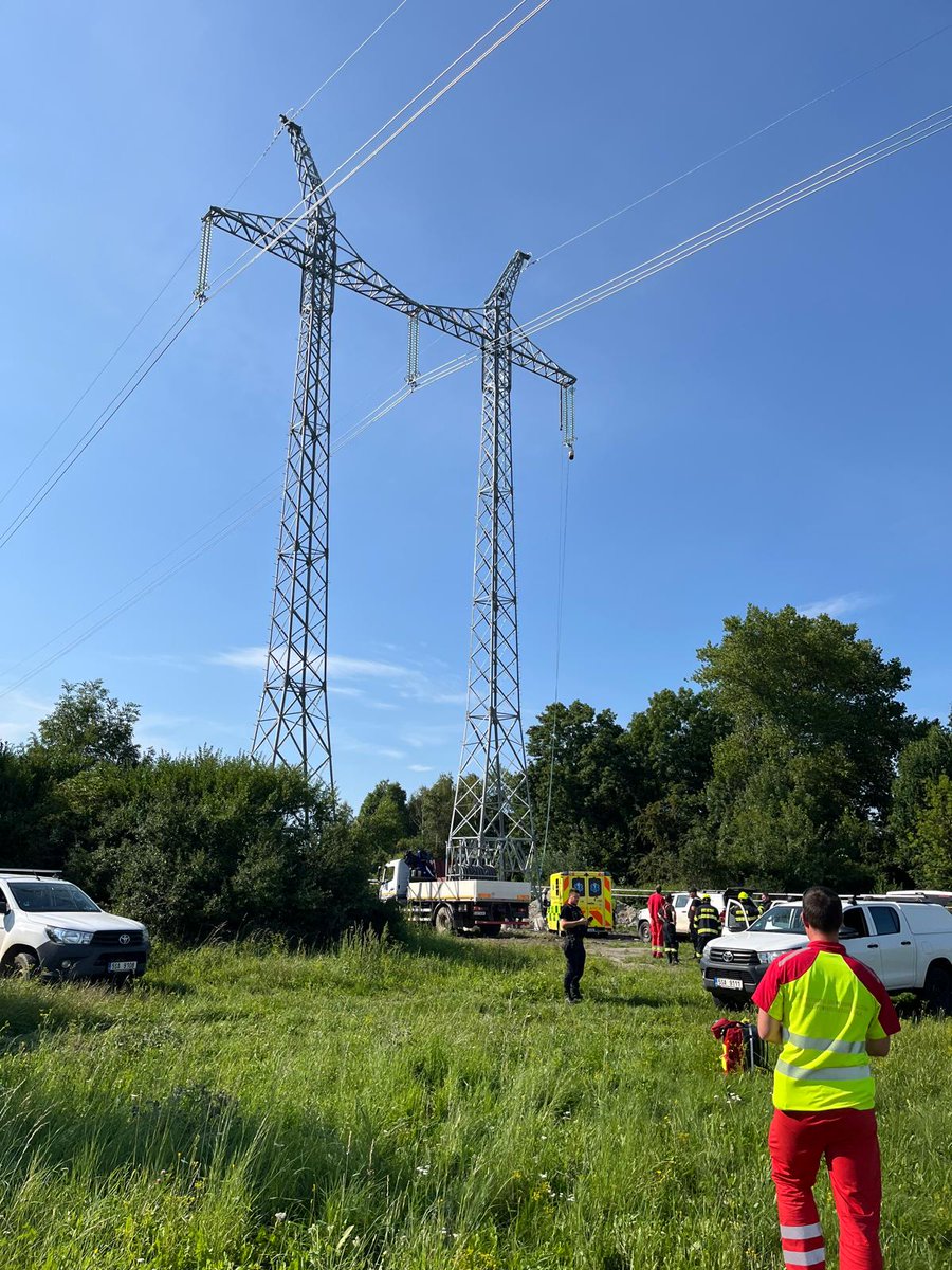 Ke zraněnému po pádu ze stožáru vysokého napětí dnes krátce po 16. hodině v obci Výrava vyjížděli záchranáři z Hradce Králové a inspektor provozu. Operační středisko na místo vyslalo i posádku letecké záchranné služby. Muž utrpěl vážná poranění hlavy a hrudníku a byl po ošetření
