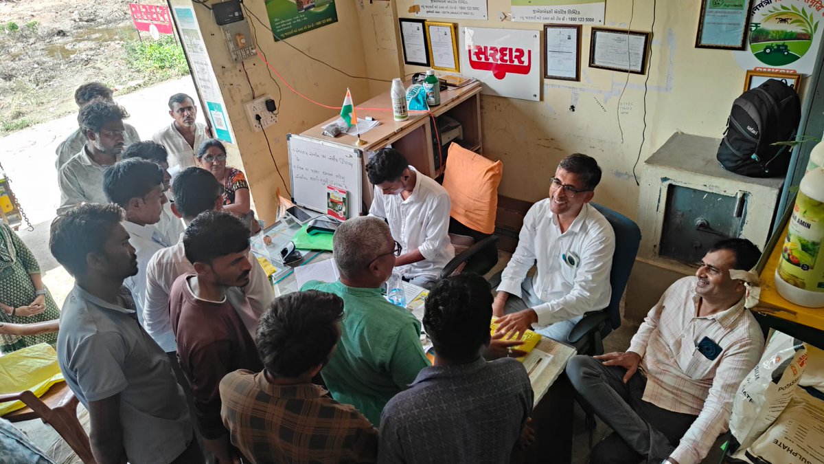 DAOMahisagar (@districtagricu3) on Twitter photo આજે નેશનલ મિશન ઓન ઓઇલ સિડ યોજના હેઠળ પ્રમાણિત બીજ વિતરણ અને બ્લોક નિદર્શન બાલાસિનોર તાલુકાના ખેડૂતોને વિતરણ ચાલુ કરવામાં આવ્યું. દિવેલાના પાક માટે વધુ ઉત્પાદન મેળવવા વૈજ્ઞાનિક ખેતી પદ્ધતિ નો માર્ગદર્શન આપ્યું <a href="/CMOGuj/">CMO Gujarat</a> <a href="/collectormahi/">District Magistrate & Collector Mahisagar</a> <a href="/DDOMAHISAGAR/">DDO MAHISAGAR</a> આજે નેશનલ મિશન ઓન ઓઇલ સિડ યોજના હેઠળ પ્રમાણિત બીજ વિતરણ અને બ્લોક નિદર્શન બાલાસિનોર તાલુકાના ખેડૂતોને વિતરણ ચાલુ કરવામાં આવ્યું. દિવેલાના પાક માટે વધુ ઉત્પાદન મેળવવા વૈજ્ઞાનિક ખેતી પદ્ધતિ નો માર્ગદર્શન આપ્યું <a href="/CMOGuj/">CMO Gujarat</a> <a href="/collectormahi/">District Magistrate & Collector Mahisagar</a> <a href="/DDOMAHISAGAR/">DDO MAHISAGAR</a>