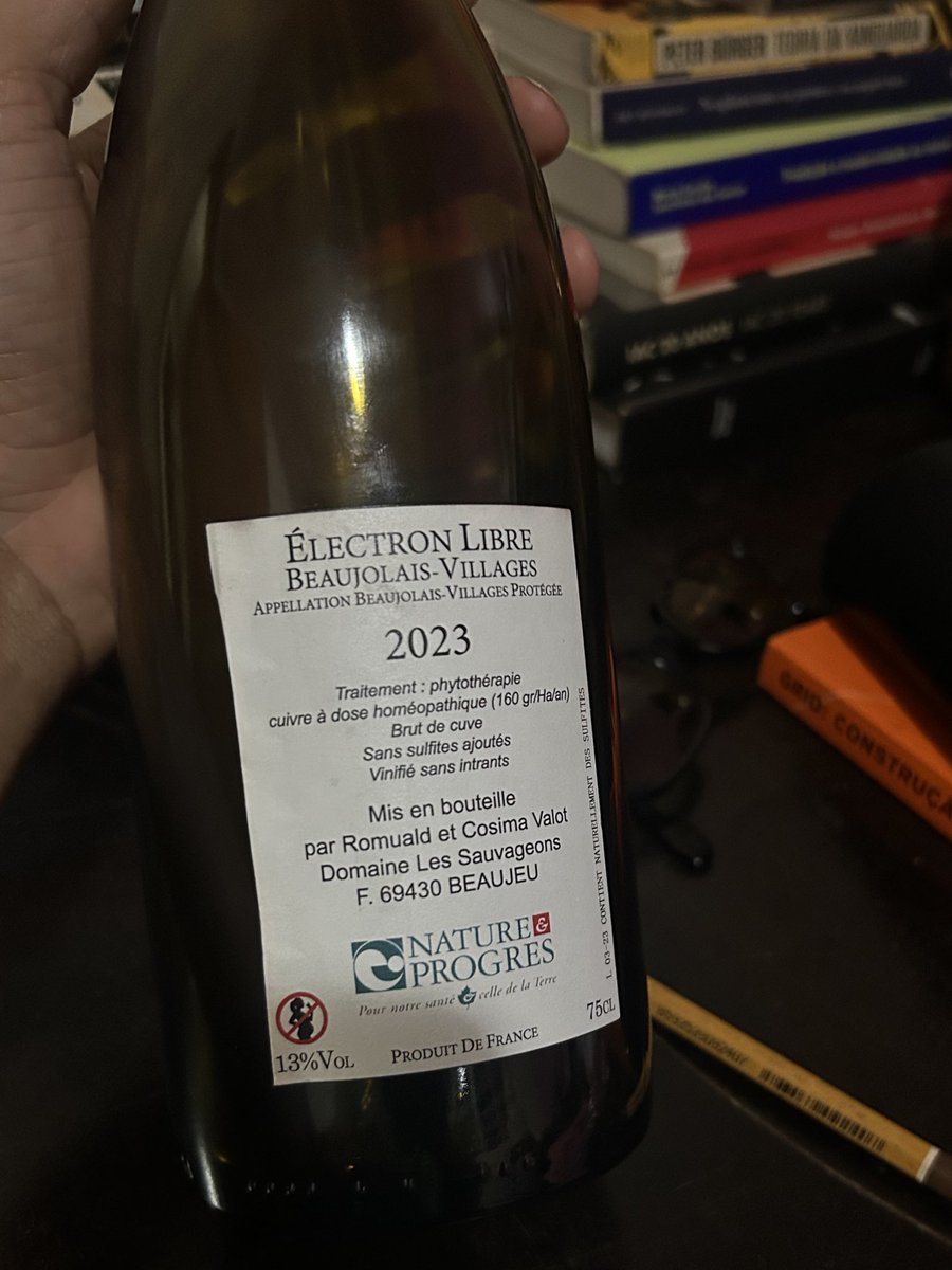 eu amo o desenho de proibido mulher gravida beber no rotulo dessa garrafa