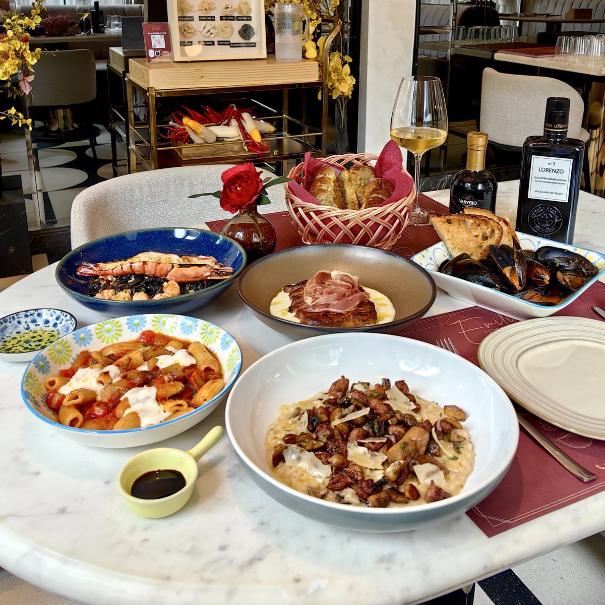 พาสต้าเส้นสดที่หนึ่งในใจขอยกให้ร้านเน้ 🍝🇮🇹 พาสต้ากับ Burrata Cheese จานนี้อร่อยเข้ากันแบบลงตัวดีมากๆ ความเค็มของแก้มหมูกรึบๆ มีเส้นพาสต้าให้ได้ตามชอบด้วย Risotto ก็นัวครีมมี่ดีงาม <a href="/aroii/">@aroii บอกต่อ</a> #อร่อยบอกต่อ