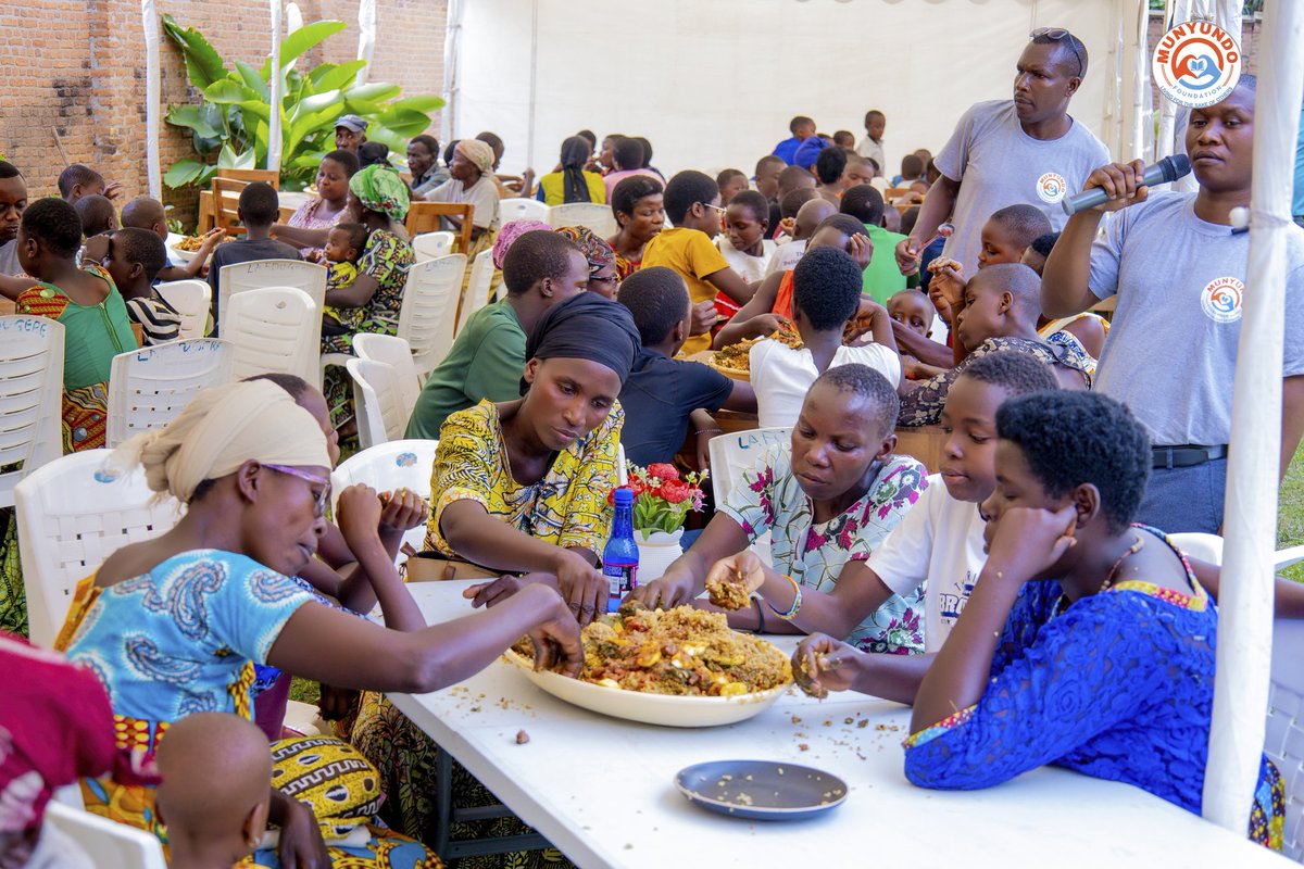 MunyundoF's tweet photo. 🥳 Words can't fully explain the joy at our July Kitchen Lunch. The atmosphere was lively, laughter was everywhere, and sharing a meal at one table made it special... It was a real celebration of happiness.

#KichenLunch
#BahoWitehoAbandi https://t.co/sSaUXRE7r5