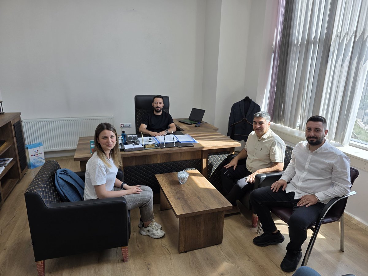 _elcivedat's tweet photo. Coğrafi Bilgi Sistemleri Genel Müdürlüğünden teknik arkadaşlarımızla bir araya geldik. Bingöl’ün Akıllı Şehir Stratejilerinin Belirlenmesi üzerine verimli bir toplantı gerçekleştirdik. Teknoloji ve inovasyonla daha yaşanabilir bir şehir oluşturma konularını ele aldık. https://t.co/GPvBVDsQZx
