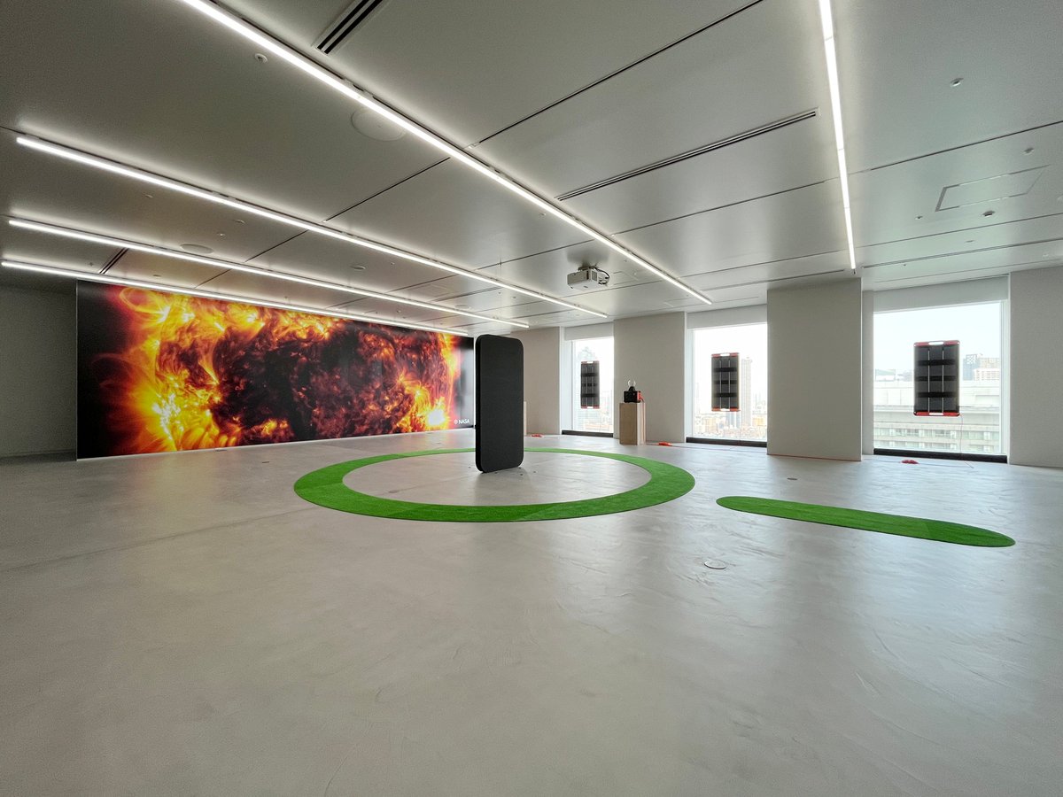 松田将英個展「「Great Reset」ーポスト太陽フレア時代における再起動プロトコルー」をマイナビアートスクエアで見た。フレア禍によって電子機器のシグナルが途絶えたオフラインモードの世界線。デジタル依存から離脱し、自らを見つめ直すインスタレーションなども。逸品揃い。好企画。8/9まで。