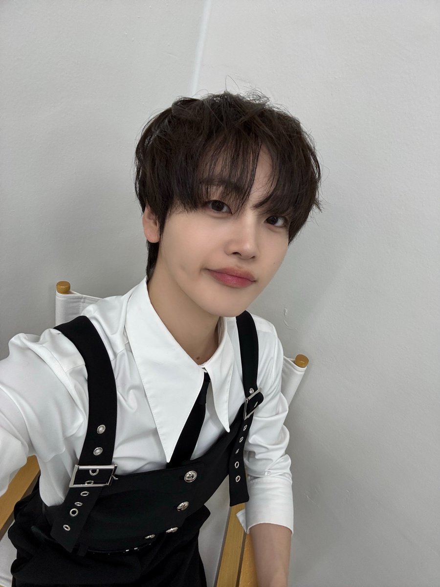 CRAVITY_twt's tweet photo. 정장이다🖤
#형준 #크래비티 https://t.co/OIqF3y9x6v