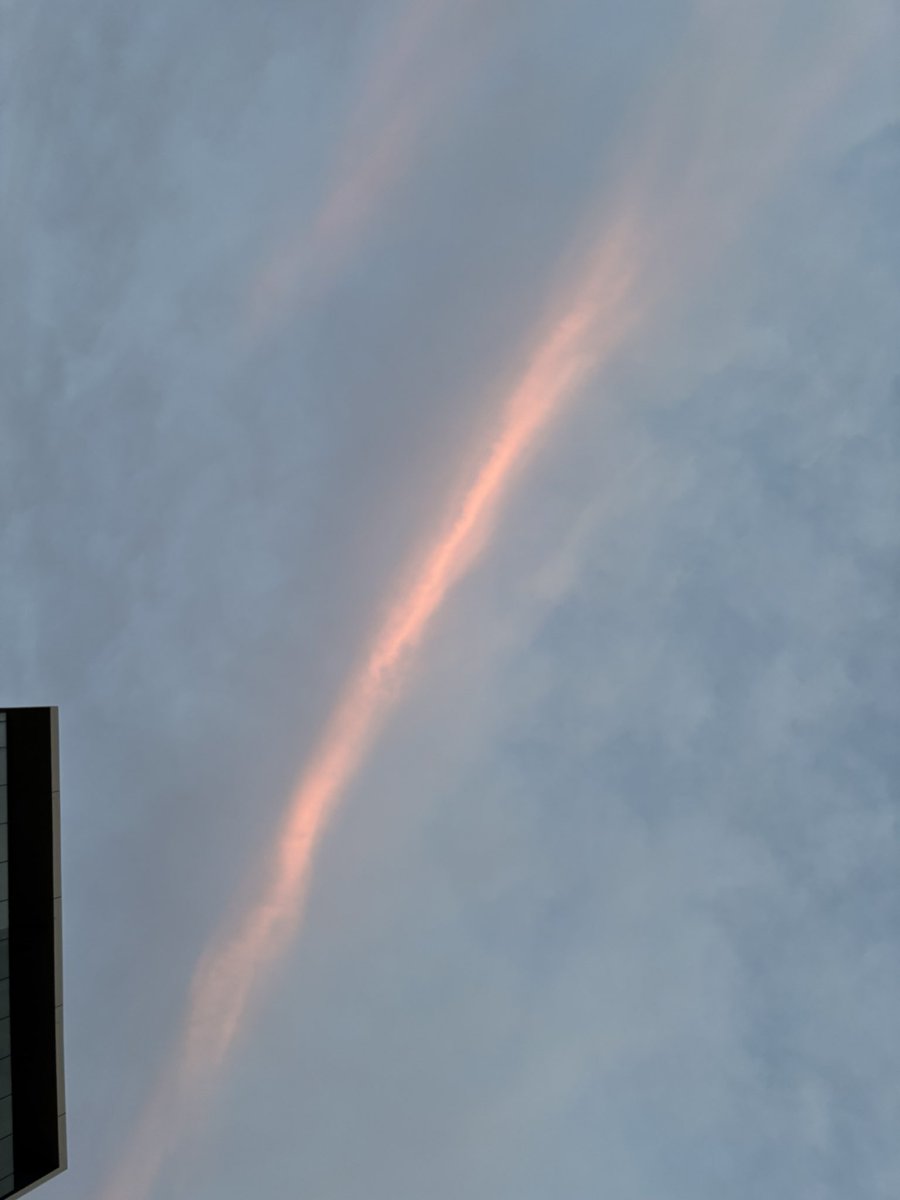 見上げた茜色の空には

新しい扉が開こうとしている

その先の

幻想的で

神秘的な光が

待ってくれているようだった

#茜色の空
#幻想的
#神秘的
#新しい扉
#光
