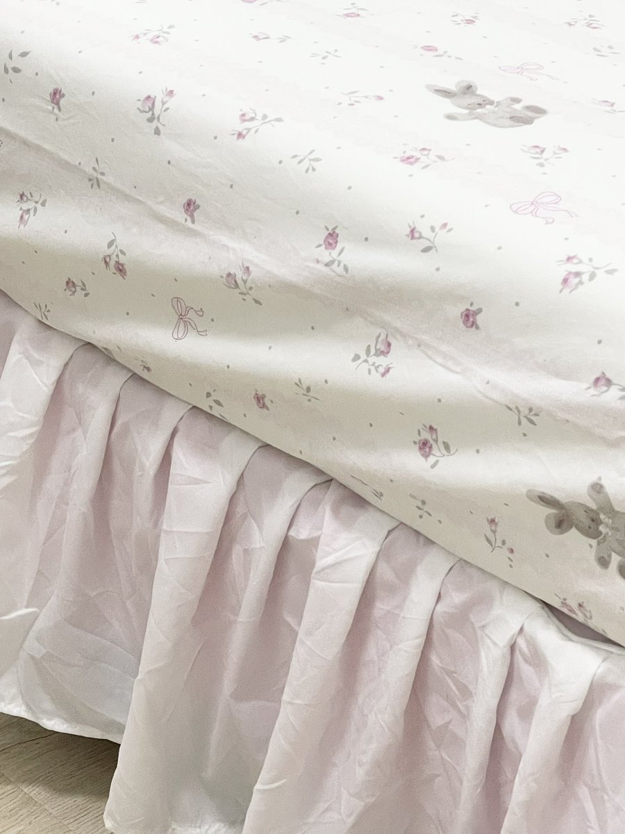 ใครหาผ้าปูที่นอนดีๆ ซักไม่เป็นขุยลายน่ารักผ้าห่มในเซ็ตก็นุ่มมมม แนะนำร้านนี้เลย ถูกใจมาก 🛌🐻🎀