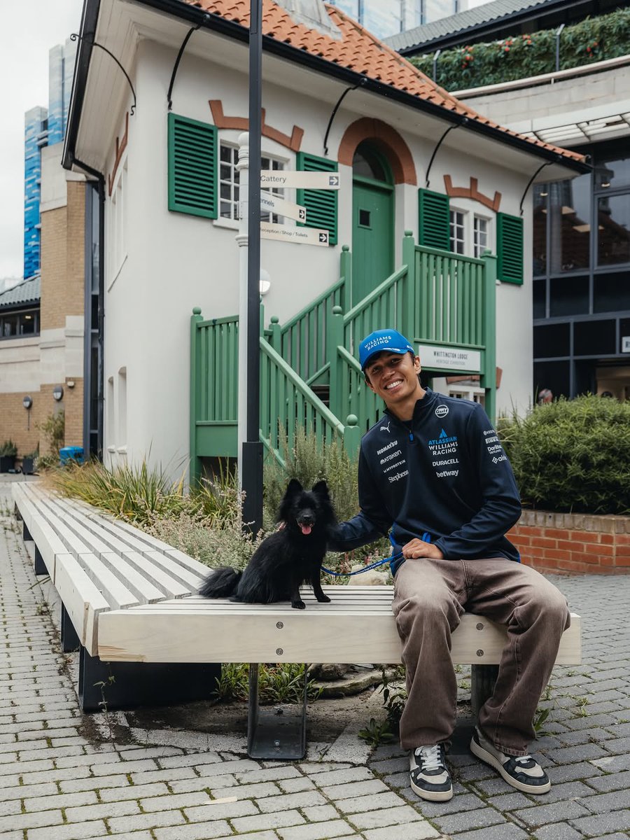 siantheaaa's tweet image. NEW ALEX W/ ANIMALS PICS HAVE HIT THE ALBONATION TOWERS 🚨