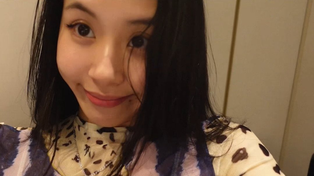 bfchaengjin's tweet image. chaeyoung giving us the pookiest smile while making album of the year— I KNOW THAT’S RIGHTTTTT