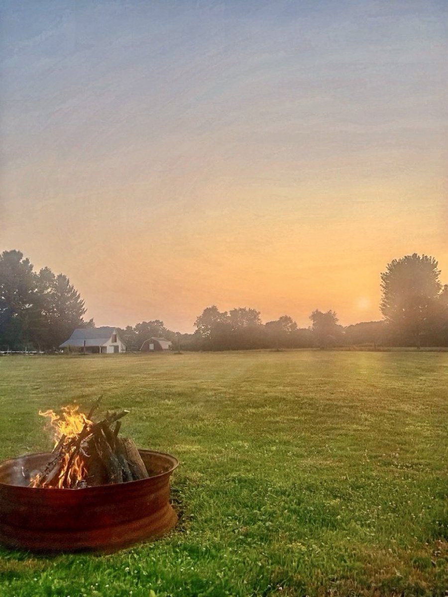 Happy Thursday. Last night’s sunset was relaxing.🌅I hope your day goes well.