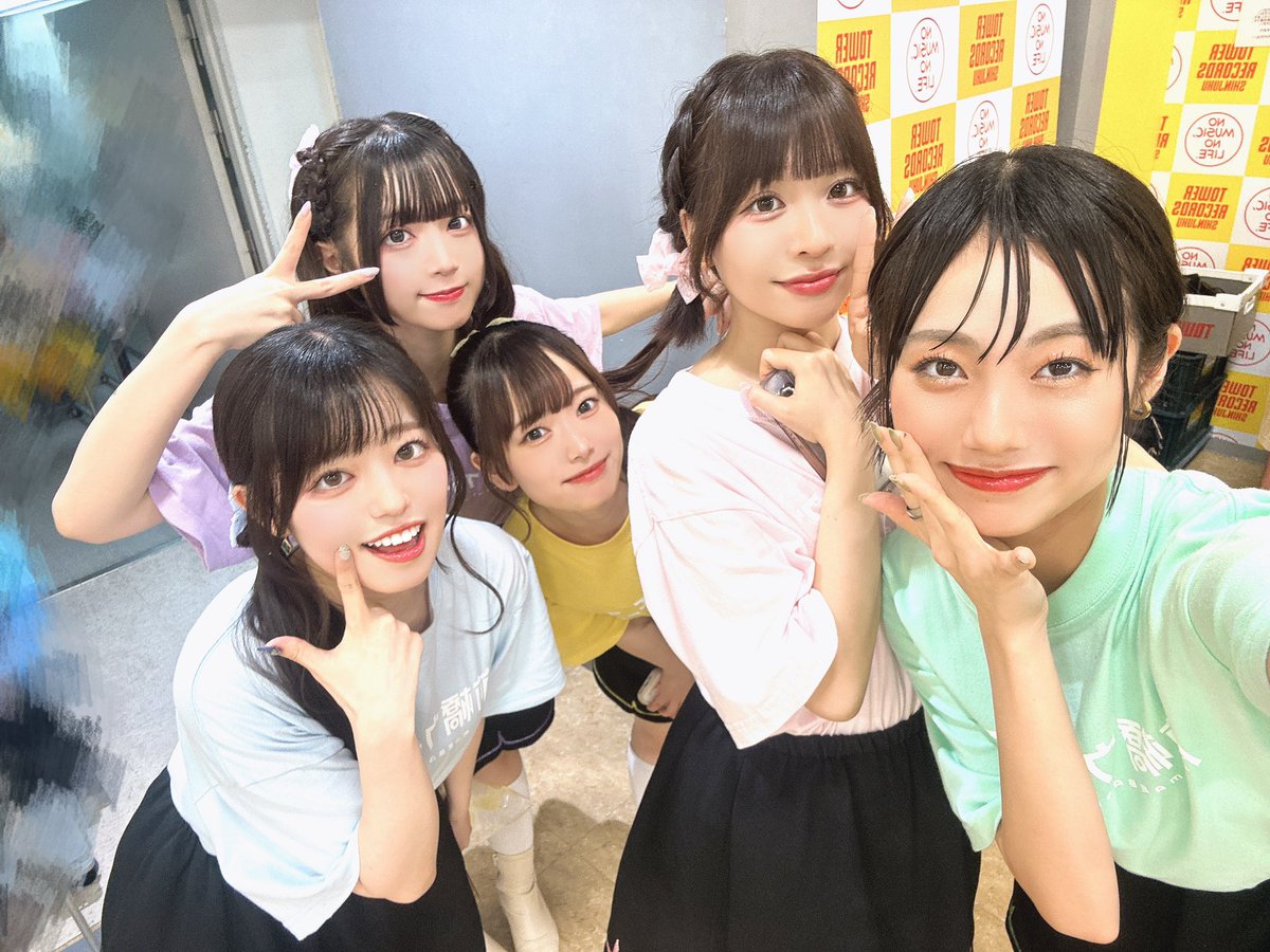 タワーレコード新宿店さんでの3回目のリリイベ❕😳
平日に駆けつけてくださりありがとうございました❕🐸💚
みんなでお泊まり会の髪型💭私はキョウカと同じ前髪❕特典会で褒めてもらえて凄く嬉しかったです❕🥳
お揃いのリボンも後ろに🫶🏻

夏ってはしゃいじゃう❕駆け抜けようね😚☀️
#前橋ウィッチーズ