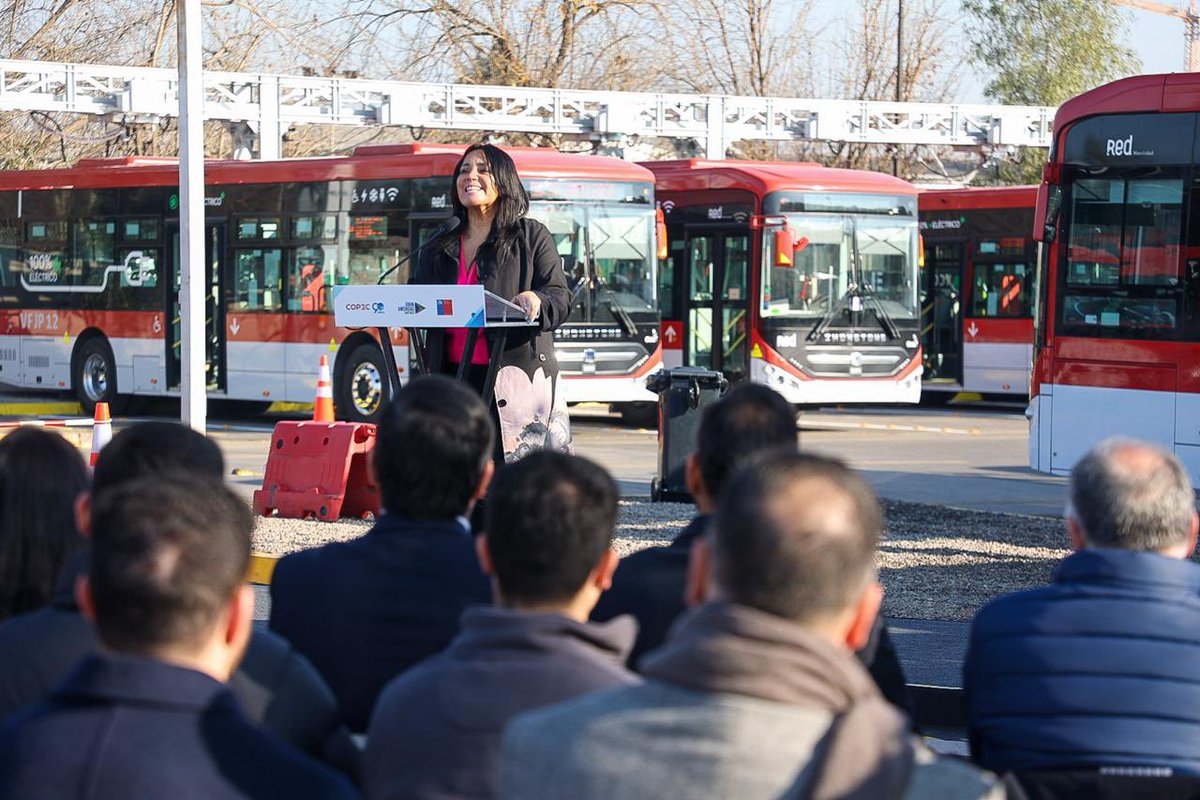 ⚡️🚍El ministro <a href="/MTTChile/">Ministerio de Transportes y Telecomunicaciones</a>, Juan Carlos Muñoz; alcalde @munipuentealto, Matías Toledo; Dir.ª DTPM, Paola Tapia; <a href="/SEC_cl/">Superintendencia de Electricidad y Combustibles</a>, Gran Américas y @copecvoltex, participan en inauguración de electroterminal Gabriela.
✅ Se inicia la implementación de 26 nuevos electroterminales en Stgo.