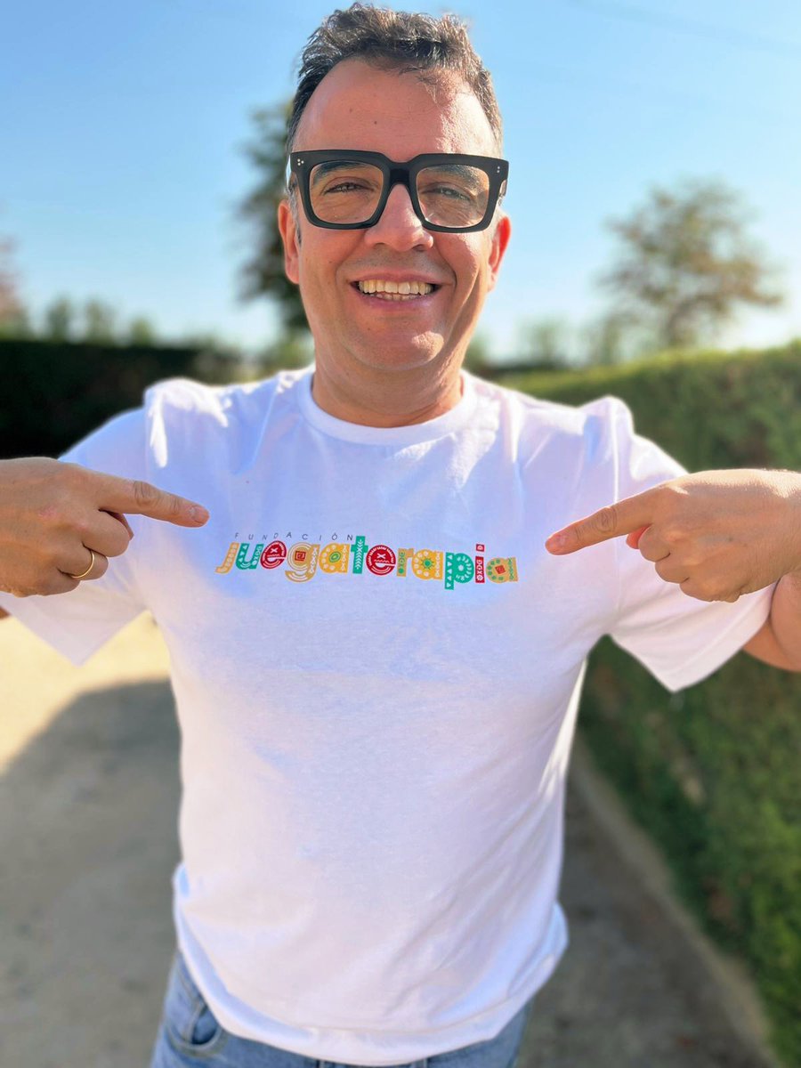 Esta sí que es una camiseta chula chula, te lo digo yo y punto. 💚💛🧡🩵🧡 <a href="/juegaterapia/">Fundación Juegaterapia</a>