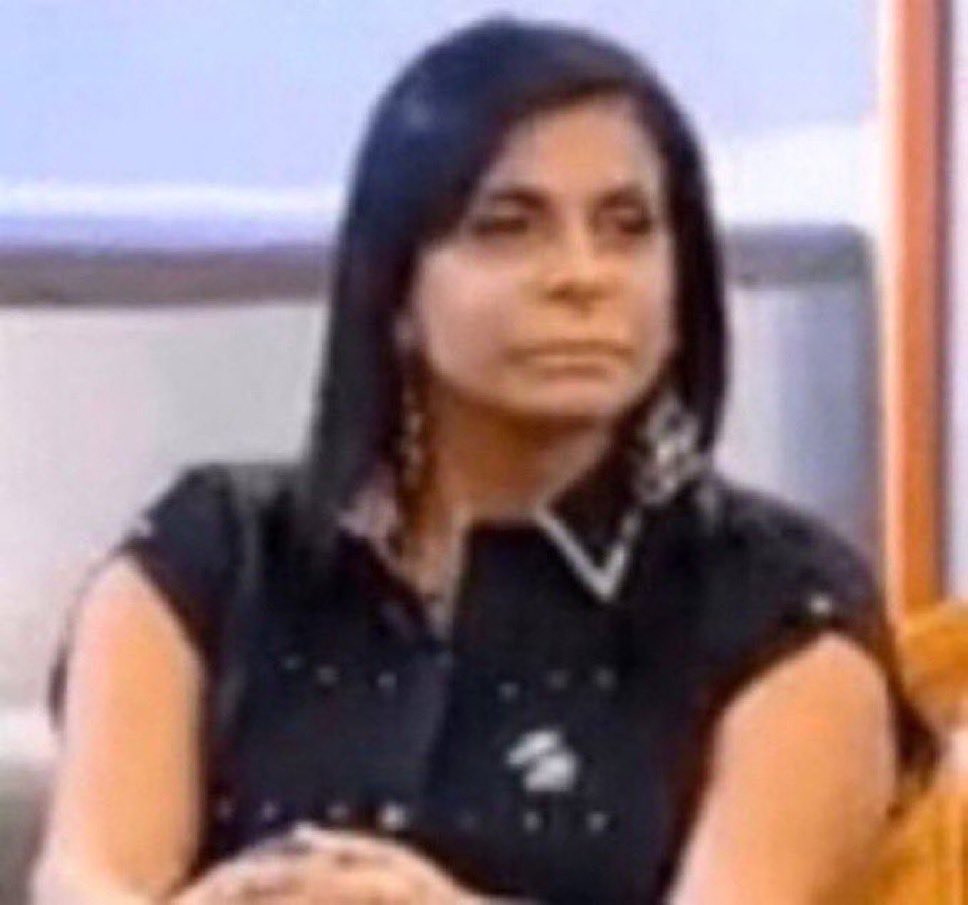 alguem aq atrás ta falando aq no restaurante “e ela ta achando q ela arrasa” e eu com minha mania de perseguição to achando q eh comigo