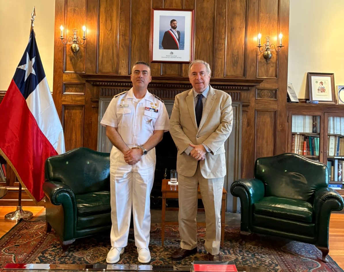 El Comandante General del Cuerpo de Infantería de Marina, Contraalmirante IM Daniel Opazo, se reunió con el Embajador de Chile en Estados Unidos, Juan Gabriel Valdés

#ArmadaPorChile <a href="/Minrel_Chile/">Cancillería Chile 🇨🇱</a> <a href="/EmbajadaChileUS/">Embajada Chile EEUU</a>