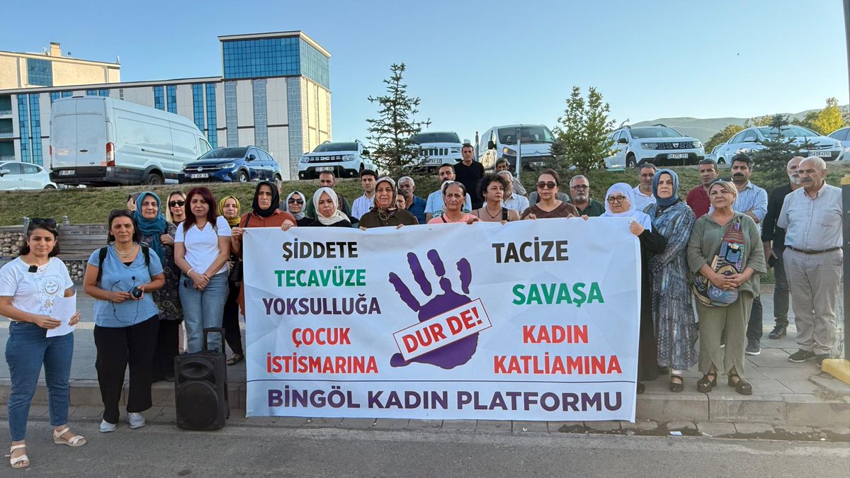 Boşanma aşamasında olduğu erkek tarafından katledilen, TBMM’de birlikte çalıştığımız Saliha Ozan için bugün, Bingöl Kadın Platformu'nun öncülüğünde, PTT Kavşağı’nda yaptığımız basın açıklamasıyla bu vahşeti kınadık.

Koruma kararlarına rağmen kadınların öldürüldüğü bu düzene