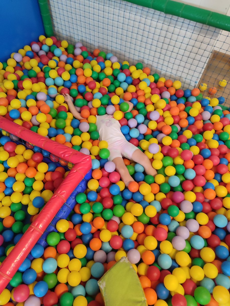 Para esto quiere venir mi hija mayor a una piscina de bolas. Parece el escenario de un crimen.