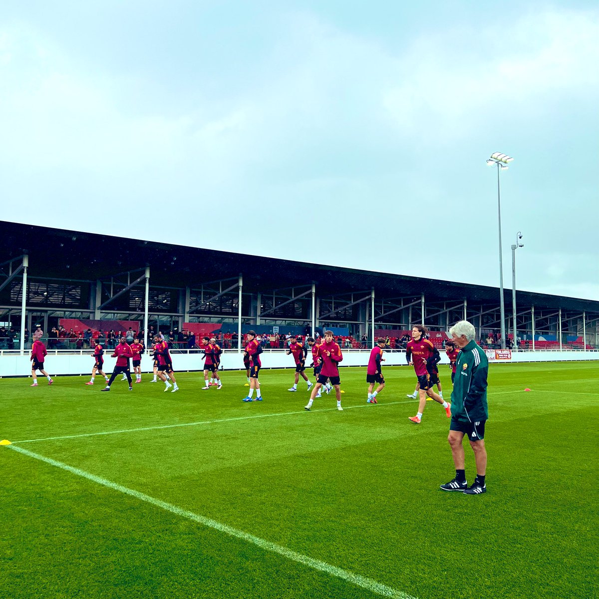 ☔ ادامه تمرینات #پیش‌فصل2025 زیر باران و در حضور هواداران 💛❤️

#آ_اس_رم